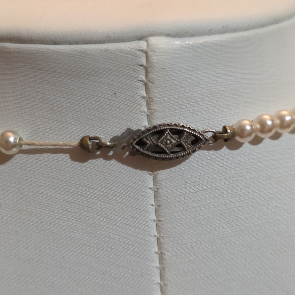 VINTAGE 1940'S STERLING GRADUATED SIMULATED PEARL NECKLACE 18 IN - Picture 2 of 4